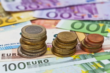 Euroscheine und Euromünzen