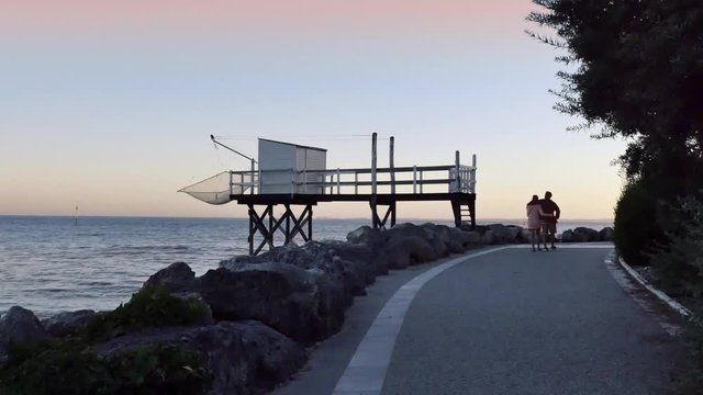 couple se promenant au coucher du soleil