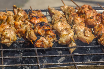 grillades au charbon de bois sur barbecue, danger pour la santé 