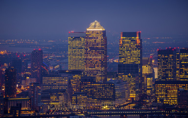 Obraz premium London, England - Skyline view of the skyscrapers of Canary Wharf, the leading business district of London at blue hour