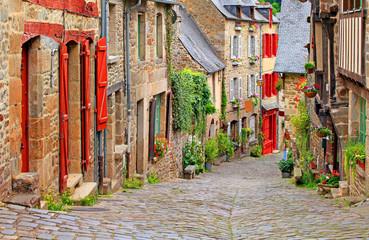 Vieilles maisons dans la ville de Dinan, Bretagne - obrazy, fototapety, plakaty
