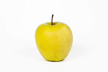 Una mela gialla su sfondo bianco.