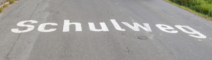 Achtung Schulweg Schild auf Straße