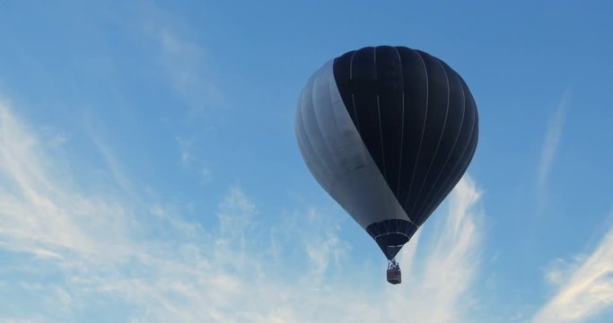 Hot air baloon taking off