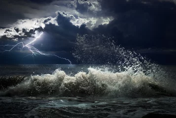 Papier Peint photo Lavable Eau tempête océanique sombre avec lumière et vagues la nuit