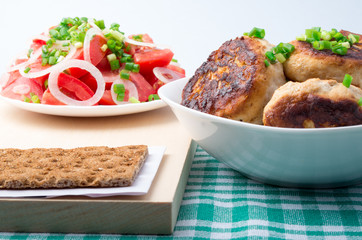 Chicken meatballs, salad of tomatoes and whole wheat hardtack