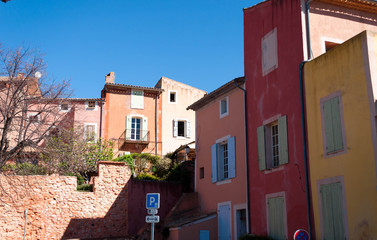 Fototapeta na wymiar Roussillon et le sentier des ocres, Lubéron, Vaucluse, France.