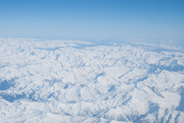 Alpen Schnee bedeckt von Oben aus einem Flugzeug