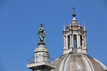 Eglise Santa Maria di Loreto et colonne de Trajan à Rome