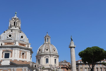 Fototapeta na wymiar Eglise Santa Maria di Loreto et colonne de Trajan à Rome