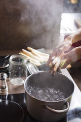 cuisson des asperges dans une casserole