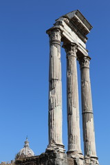 Fototapeta na wymiar Colonnes du temple des Dioscures à Rome