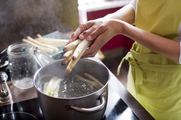 Obraz na płótnie Canvas cuisson des asperges dans une casserole