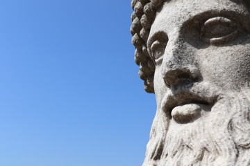 Obraz premium Statue dans la jardin de la villa Médicis à Rome