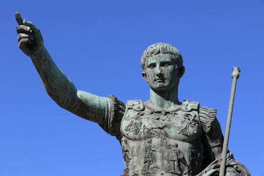Statue de Jules C&eacute;sar &agrave; Rome