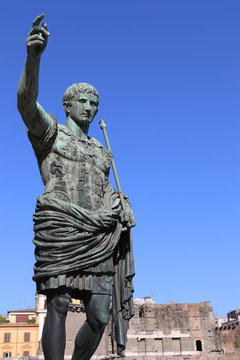 Statue de Jules César à Rome