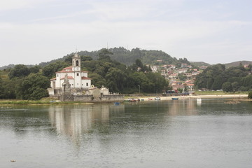 Fototapeta na wymiar Vista del monasterio de Niembro, Barro. Asturias