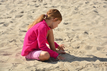 Mädchen spielt am Strand