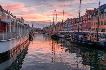Nyhavn is een 17e-eeuws waterkant, kanaal en uitgaansgebied in Kopenhagen, Denemarken.