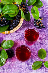 Transparent red drink © Veronika Idiyat