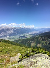Fototapeta na wymiar Blick auf Tal im Hochgebirge