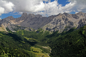 Fototapeta na wymiar la Val San Nicolò con le creste della Costabella e la Cima Uomo