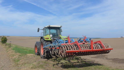 Fototapeta premium Traktor auf dem Feld
