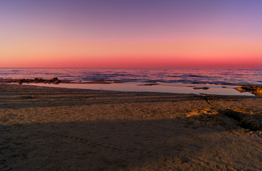 Mare e spieggia al tramonto con cielo rosso. Sea, beach at sunset with red sky, Golden hour