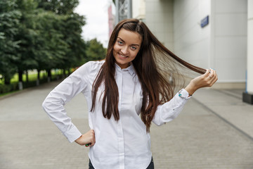 Молодая симпатичная девушка стоит © Yuriy Shurchkov