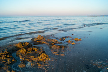 Spiaggia con cielo e mare prima del tramonto. Beach with sea and sky before sunset.
