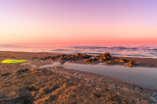 Mare, spiaggia al tramonto con cielo rosso. Sea, beach at sunset with red sky © mashiro2004