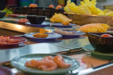 Rolgordijnen Japan restaurant belt buffet © pongmoji