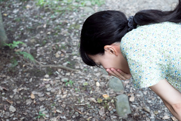 口を押さえる女性