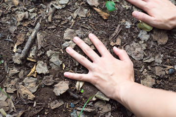 土を触る女性の手