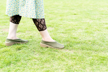 芝生の上の女性