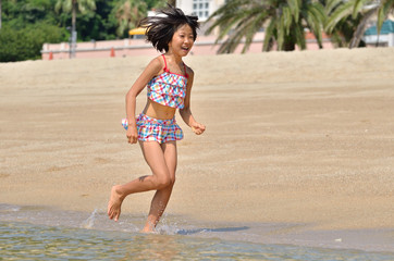 海水浴を楽しむ女の子