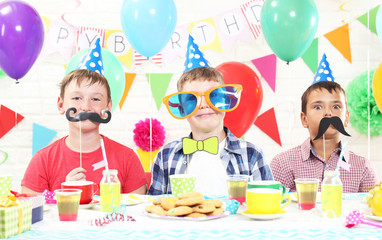 Obraz na płótnie Canvas Happy boys having fun at birthday party