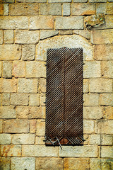 ventana medieval con barras oxidadas
