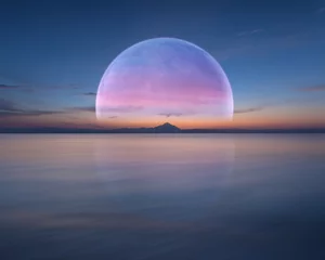  Roze planeet zoals maan boven de oceaan en de bergen © rasica