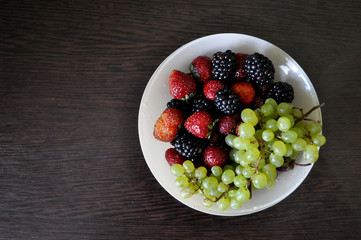 тарелка с ягодами