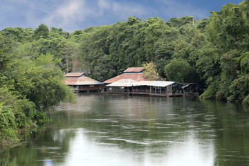 Fototapeta na wymiar Floating house on the river Kwai Noi in Kanchanaburi.