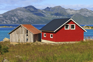 Fototapeta na wymiar colored house on the Fjord
