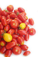 pomodori piccoli gialli e rossi isolati su sfondo bianco