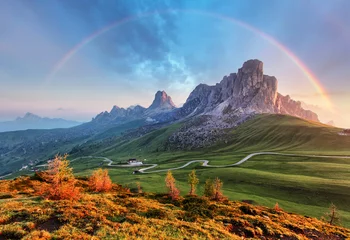 Fotobehang Natuur Landschap natuur berg in Alpen met regenboog