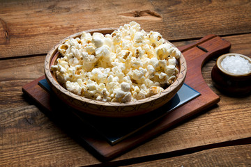 Miska z popcornem na drewnianym tle