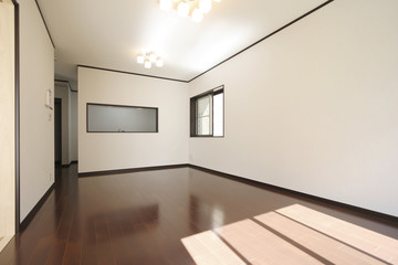 住宅　LDKと対面式キッチン　採光豊なリビング　シンプル家具なし