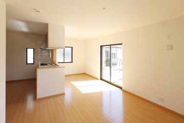 住宅　LDKと対面式キッチン　採光豊なリビング　シンプル家具なし