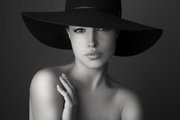 woman with black hat - 119815022