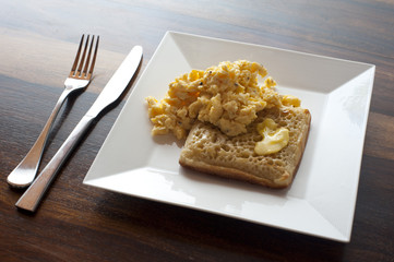 Scrambled egg with fresh crumpet