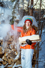 девушка с дровами зимой